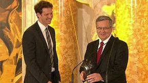 Antiga odbiera Wiktora z rąk prezydenta Komorowskiego