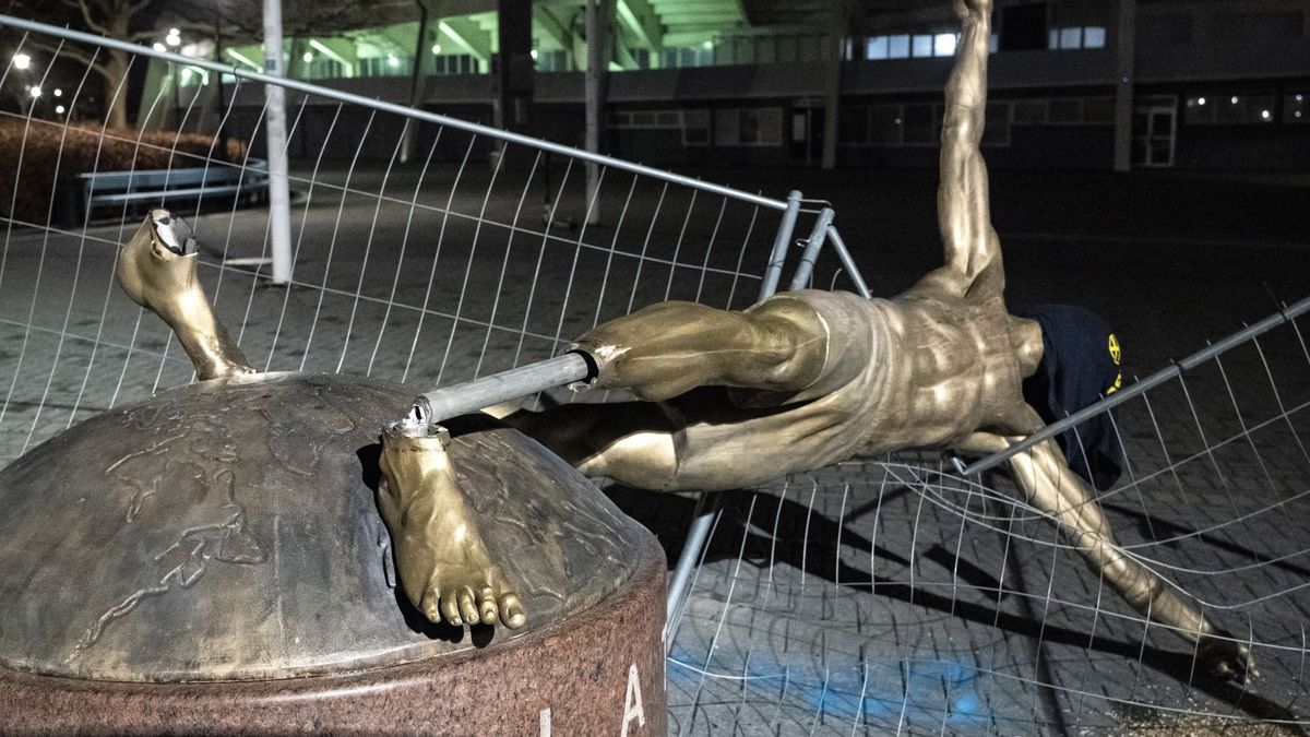 zdewastowany pomnik Zlatana Ibrahimovicia w Malmoe
