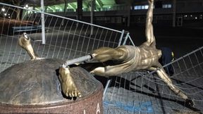 Zdewastowano pomnik Zlatana Ibrahimovicia. Statua leży przed stadionem w Malmoe