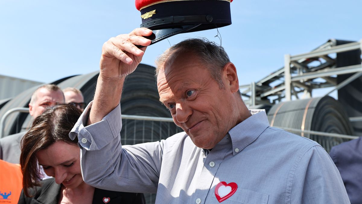 Męcina (woj. małopolskie), 07.08.2025. Premier Donald Tusk po konferencji prasowej w Męcinie, 7 bm. Polityk odwiedził budowę największego tunelu kolejowego w Polsce. (ad) PAP/Grzegorz Momot