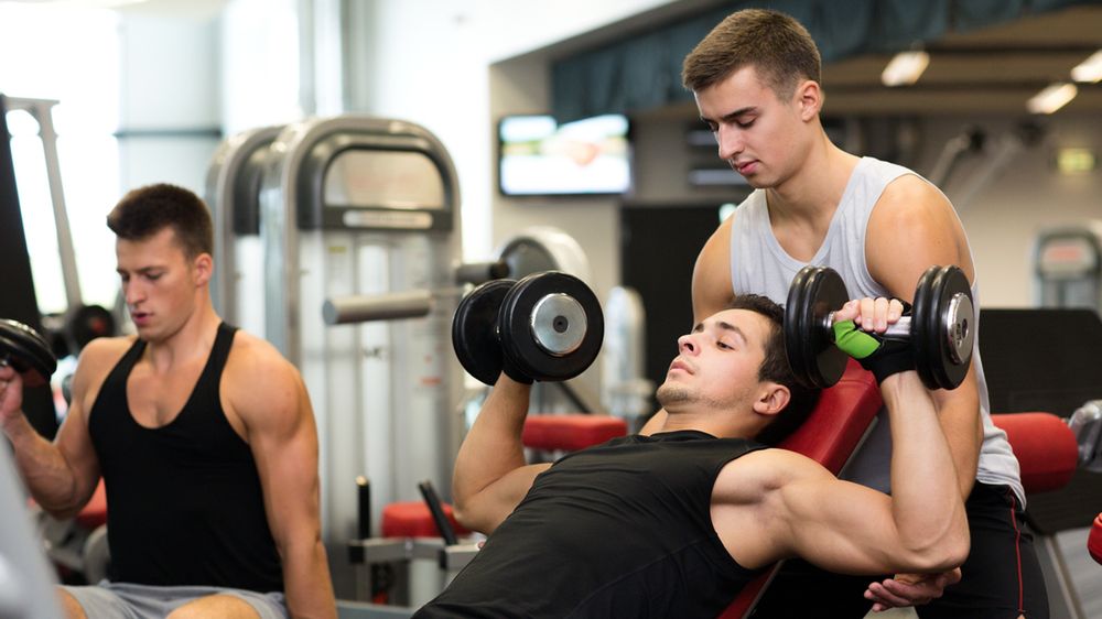 Osiedlowa siłownia vs. prestiżowy klub w centrum miasta