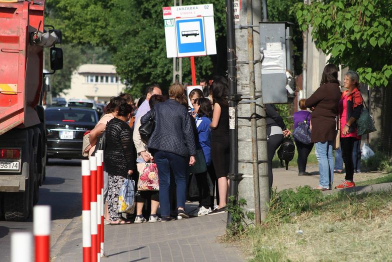 Codziennie, na "bazarku" w Piasecznie na pracę sezonową czeka około setki Ukraińców. Większość jest w Polsce nielegalnie.