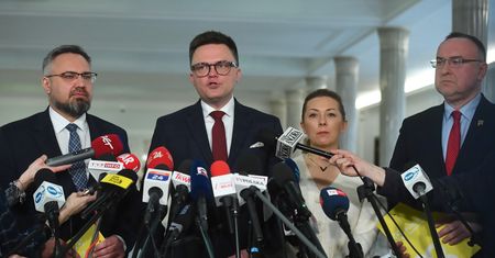 Hołownia skomentował sondaż. Zaprosił Kaczyńskiego