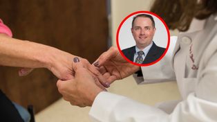 Często drżą ci ręce? Neurolog o powszechnej przyczynie