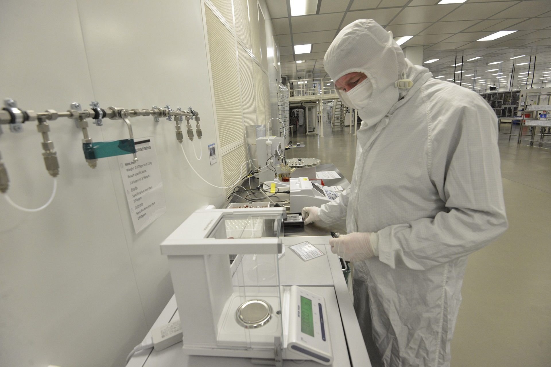Produkcja akumulatorów do samochodów wiąże się z wieloma dziedzinami techniki i nauki (fot. Newspress)
