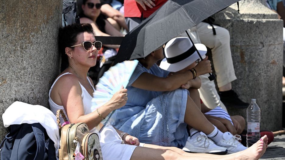 Niedziela 23 lipca w Watykanie. Turyści szukają choćby skrawka cienia, a wachlarz jest nieodzownym atrybutem