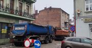 Inowrocław: Kamienica z duszą znika z mapy miasta. W centrum trwają prace. Ulica jest zamknięta