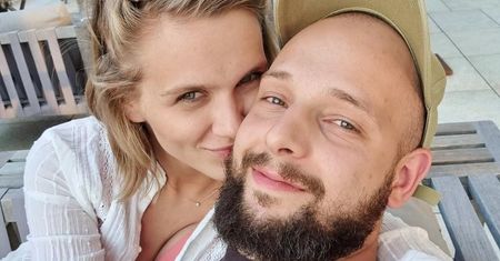 Mąż Agnieszki Kaczorowskiej estetycznie i z uśmiechem ZMIENIA PIELUCHY. Mama wniebowzięta: "To jest MEGA MĘSKIE"