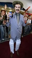 Borat jako Freddie Mercury