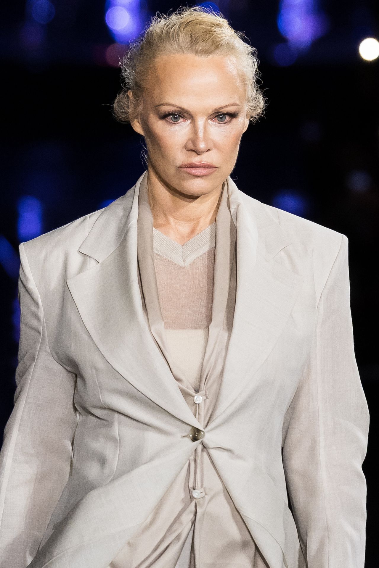 Pamela Anderson w lnianym garniturze