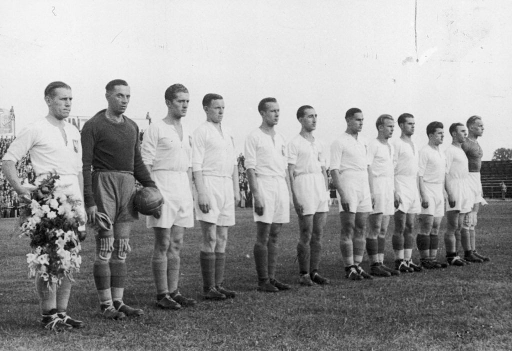 Mecz Polska-Węgry 1939: reprezentacja Polski przed spotkaniem fot. domena publiczna/NAC