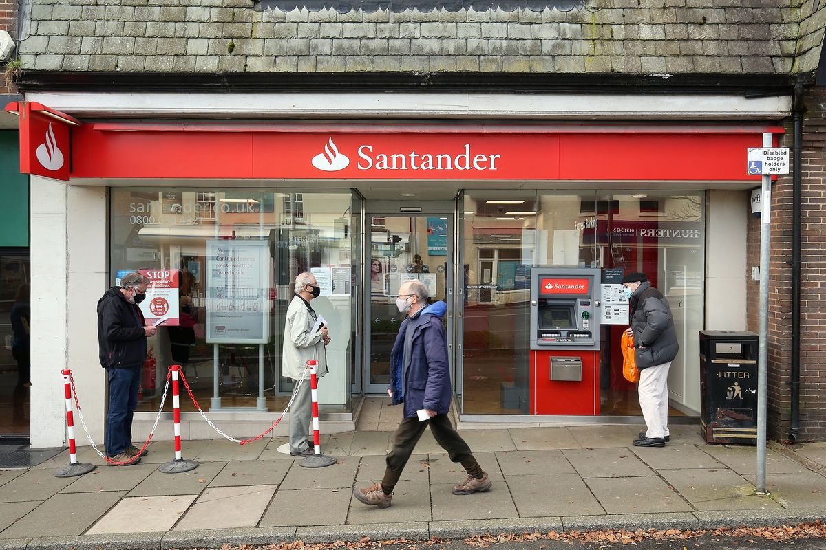 Santander na Wyspach będzie działał krócej. W zamian zaoferuje umawiane spotkania 