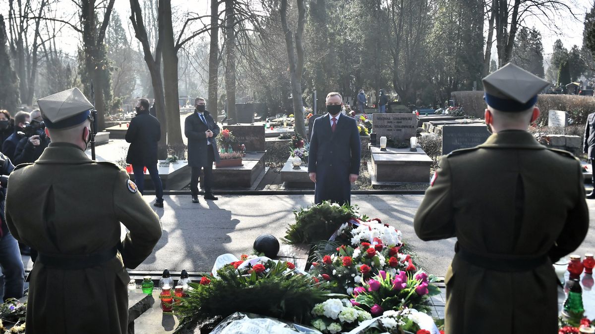 Prezydent RP Andrzej Duda przed grobem Kazimierza Górskiego na Cmentarzu Wojskowym na Powązkach w Warszawie