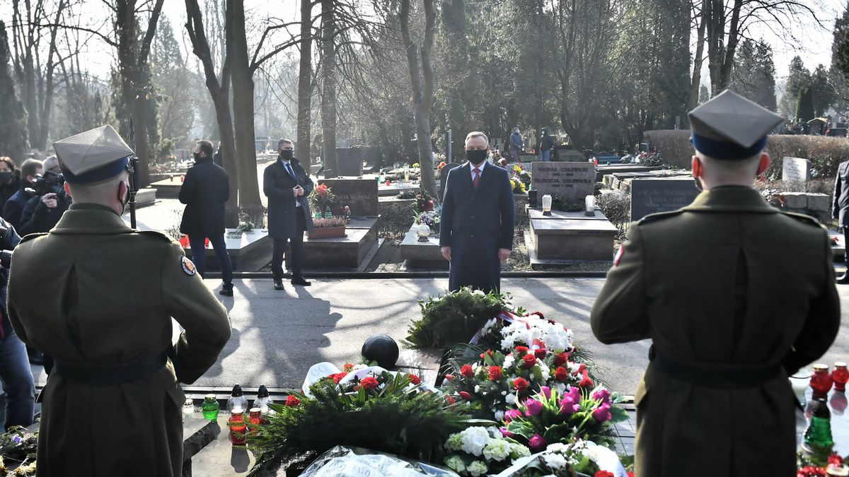 PAP / Andrzej Lange / Na zdjęciu: Prezydent RP Andrzej Duda przed grobem Kazimierza Górskiego na Cmentarzu Wojskowym na Powązkach w Warszawie