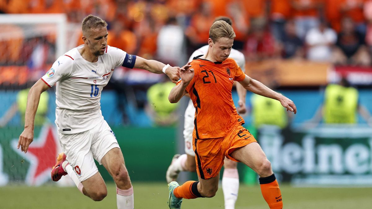 PAP/EPA / MAURICE VAN STEEN / Na zdjęciu: Tomas Soucek i Frenkie de Jong