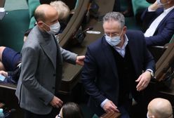 Sienkiewicz wyszedł z sali plenarnej w asyście Budki. "Dziwne zachowanie"