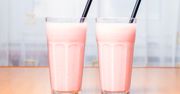 Przepis na mleko truskawkowe. Kochają je zarówno dzieci, jak i dorośli