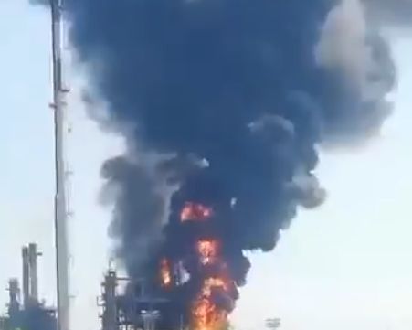 Pożar rafinerii naftowej Wiktora Medwedczuka w Rosji/ Twitter printscreen