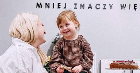 Zuzia urodziła się bez ucha. Lekarze zasugerowali jej mamie, aby zapuściła córce włosy