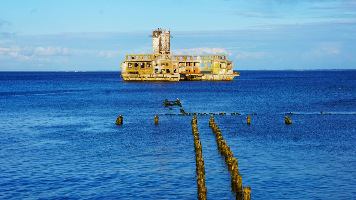 Babie Doły z charakterystycznymi ruinami torpedowni