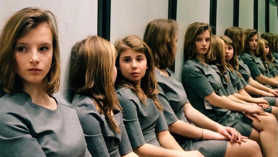 Zdjęcie wprawiło internautów w spore zakłopotanie. Ile dziewczyn uchwycono na zdjęciu?