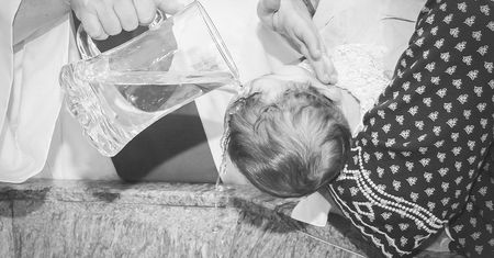 Śmierć dziecka podczas chrztu. Kościół wstrząśnięty tragedią w Suczawie