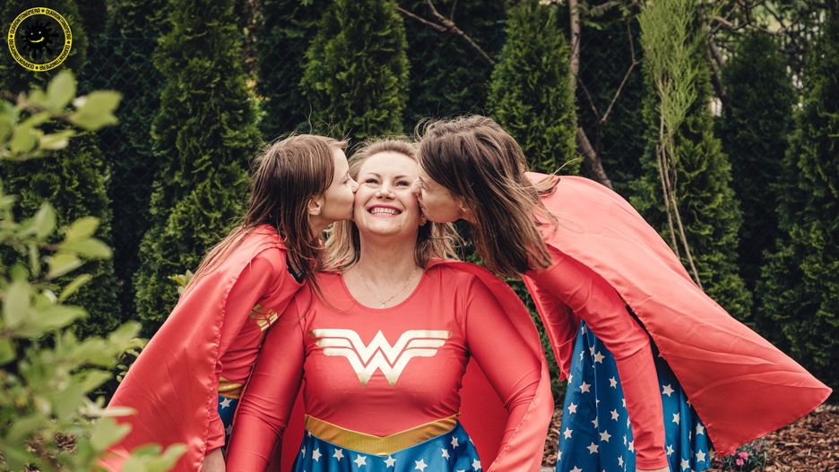 Dzień Matki 2020. Quarantanamera nadal bawi wrocławian. Fotografowie odwiedzili już ponad 300 okien