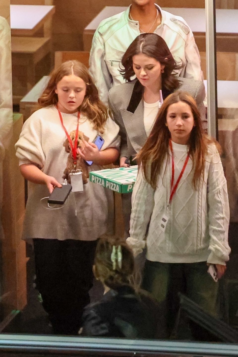 BACKGRID / Backgrid USA / Forum
Selena Gomez, Beverly Hills, Pizza Night, Little Sister, Actress, Singer, Family Time, Celebrity Sighting, Cozy Outing