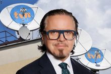 Minister aktywów państwowych Wojciech Balczun na tle siedziby TVN