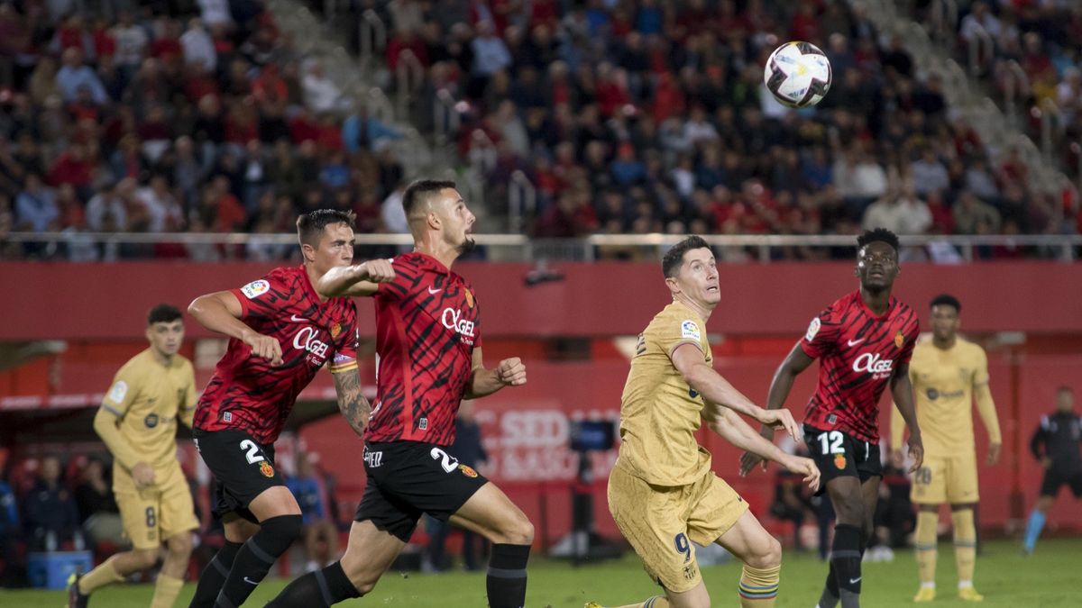 Robert Lewandowski walczy o piłkę