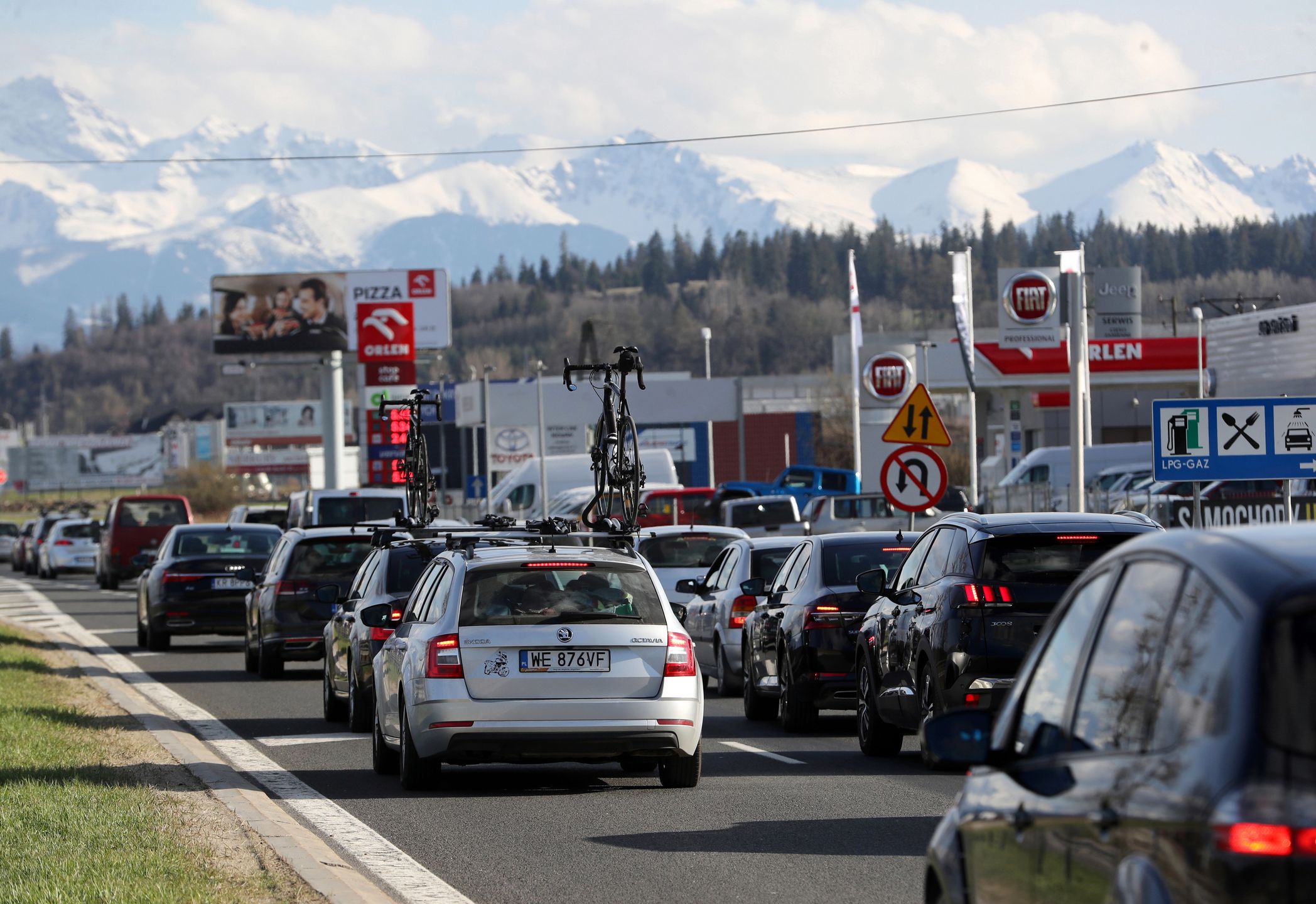 korek
Nowy Targ, 30.04.2021. Korek na Zakopiance, 30 bm. w Nowym Targu. Jutro rozpoczyna si� d�ugi weekend majowy. (sko) PAP/Grzegorz Momot
Grzegorz Momot
korek, samochody, samoch�d, weekend majowy, zakopianka, na drodze, zator, d�ugi weekend, auta, jezdnia, w korku, trasa