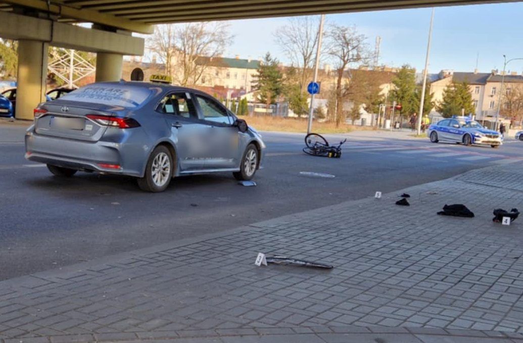 Groźne potrącenie rowerzysty. Po długiej resuscytacji trafił do szpitala