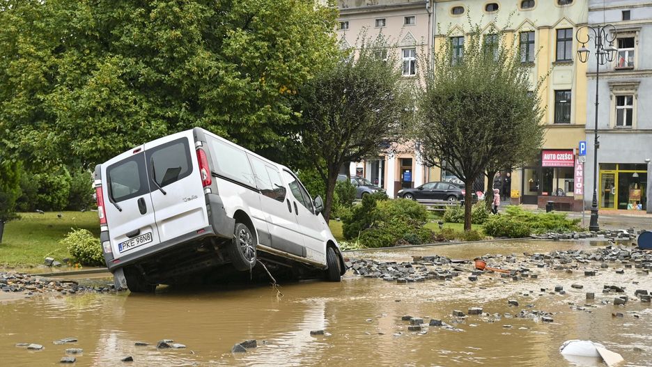 Pow�d? na po?udniu Polski
15.09.2024, Glucholazy, Ulica plynie rzeka wody. A tam gdzie woda juz opadla odkrywa swoje zniszczenia., fot. Michal Dubiel/REPORTER
Michal Dubiel/REPORTER