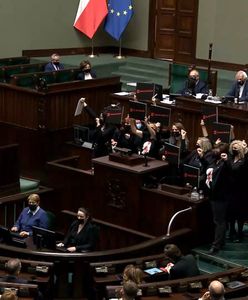 Awantura w Sejmie. Posłanki Lewicy weszły na mównicę. "To jest wojna"