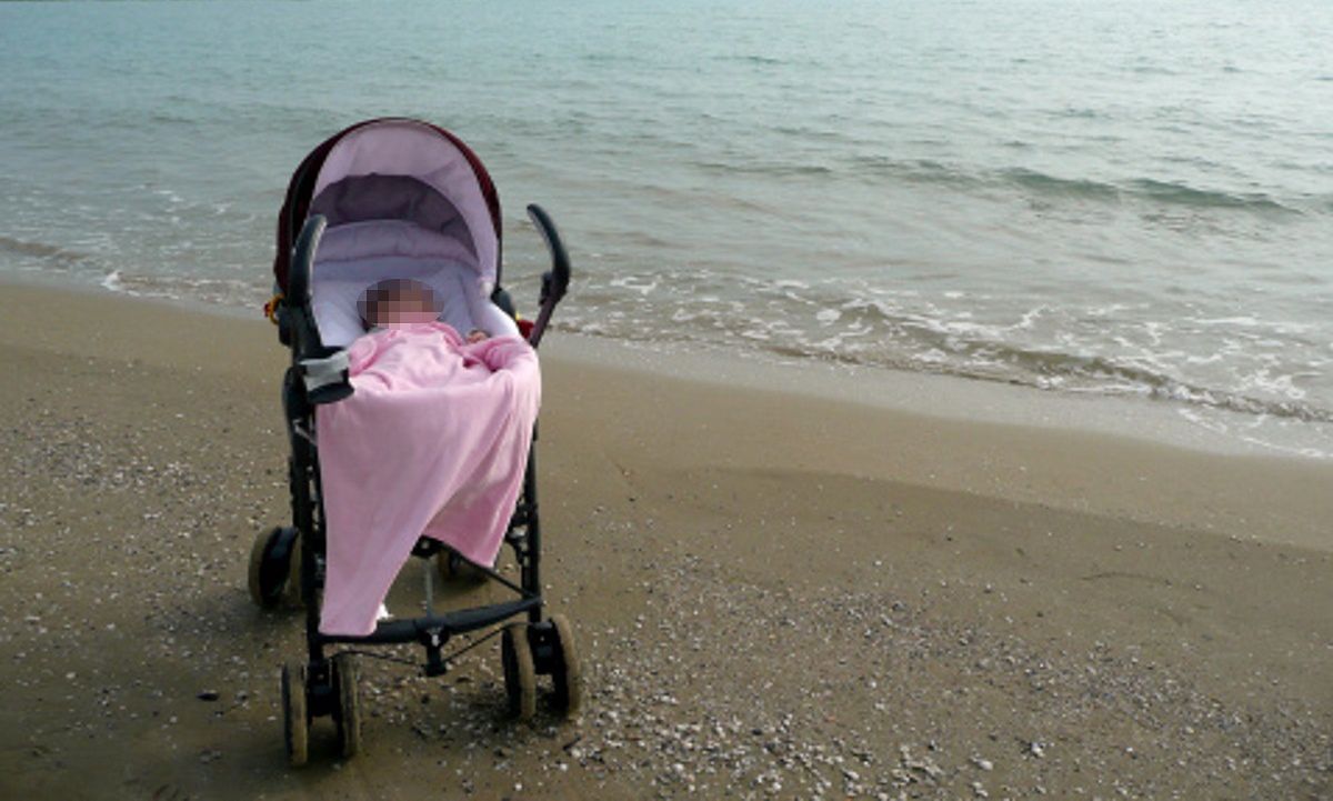 Zdjęcie z Kołobrzegu. Samotny wózek na plaży i kartka od matki