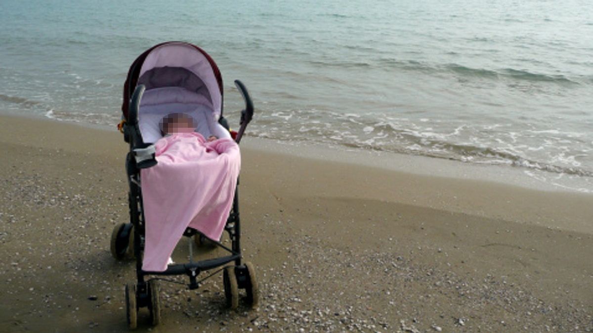 Na plaży stał wózek z dzieckiem. W środku znajdowała się kartka o zdumiewającej treści (zdjęcie ilustracyjne)