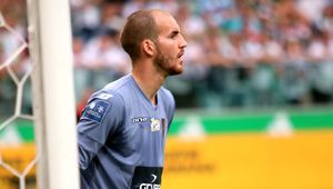 Był najlepszym bramkarzem PKO Ekstraklasy, odszedł w niesławie