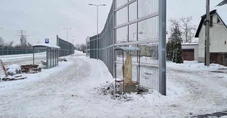 Figura Matki Boskiej na przystanku. Mieszkańcy są oburzeni