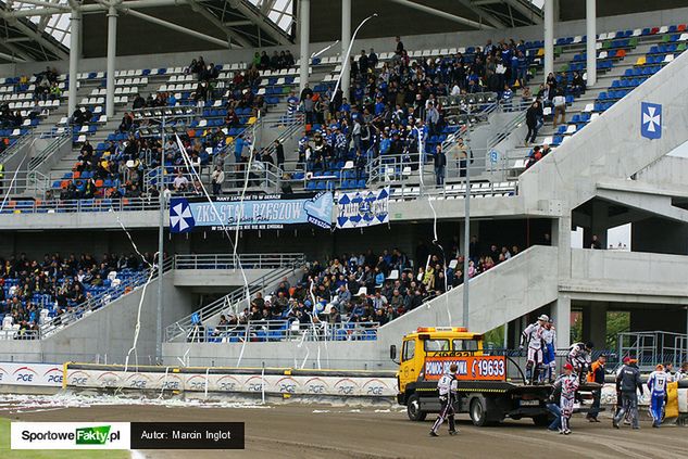 Podczas meczu w Rzeszowie stadion świecił pustkami