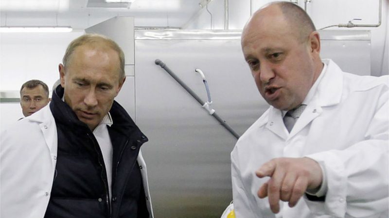 Євген Пригожин показує Володимиру Путіну організацію харчування в школі під Санкт-Петербургом у 2010 році