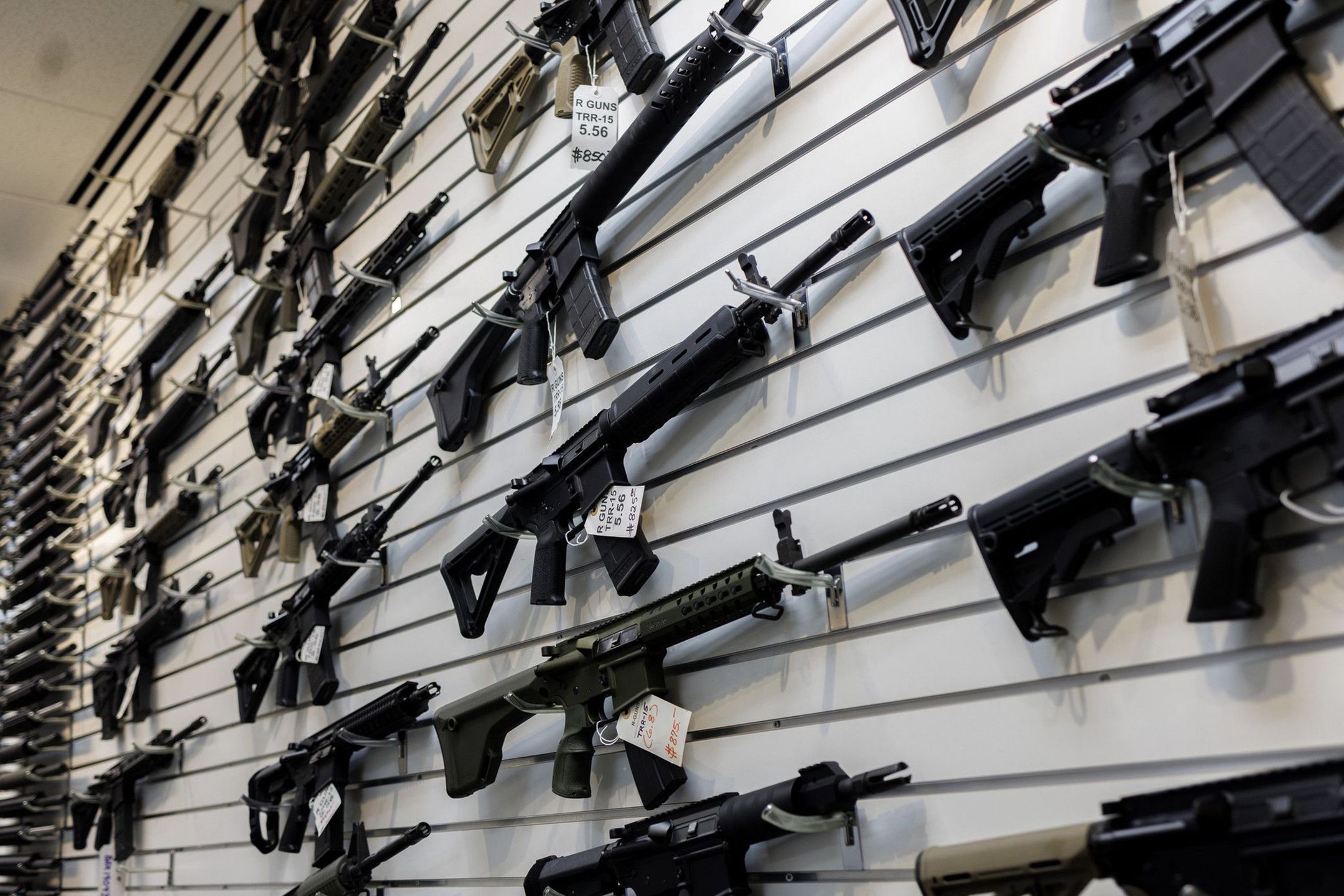 Wystawa karabinków AR-15 w sklepie z bronią w USA. (Armando L. Sanchez/Chicago Tribune/Tribune News Service via Getty Images)