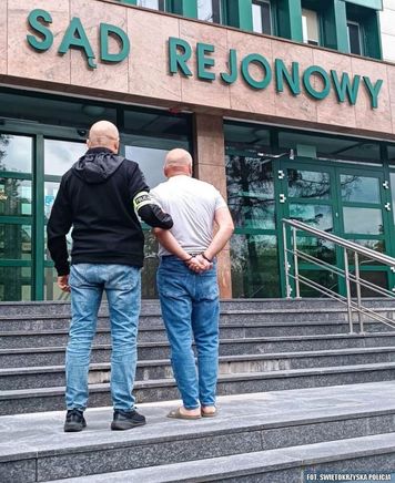 Pijany kierowca fiata uderzył w drzewo. Miał sądowy zakaz, teraz dostał dożywotni zakaz prowadzenia