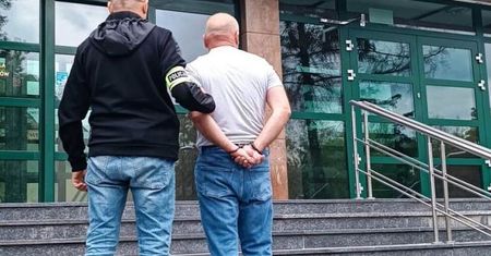 Pijany kierowca fiata uderzył w drzewo. Miał sądowy zakaz, teraz dostał dożywotni zakaz prowadzenia