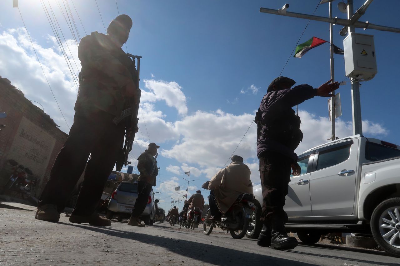 Pakistani security officials check people at a roadside checkpoint in Quetta, the provincial capital of Balochistan province, Pakistan, 17 January 2024. Iranian state media reported on 16 January that Tehran had targeted two alleged bases of the militant group Jaish-ul-Adl in Balochistan province in southwestern Pakistan. Pakistan said on 17 January that the recent Iranian airstrikes on its territory killed two children and warned Tehran of 'serious consequences' for the attack. EPA/FAYYAZ AHMED Dostawca: PAP/EPA.