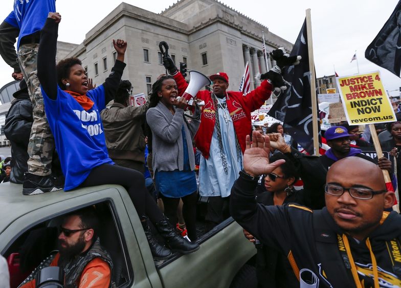 Demonstracja w St. Louis. Domagają się ukarania policjanta, który zastrzelił Browna