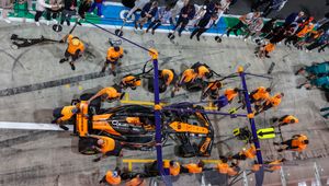 Mistrzowie F1 wyprzedają bolidy. Jeden z nich prowadził Brad Pitt