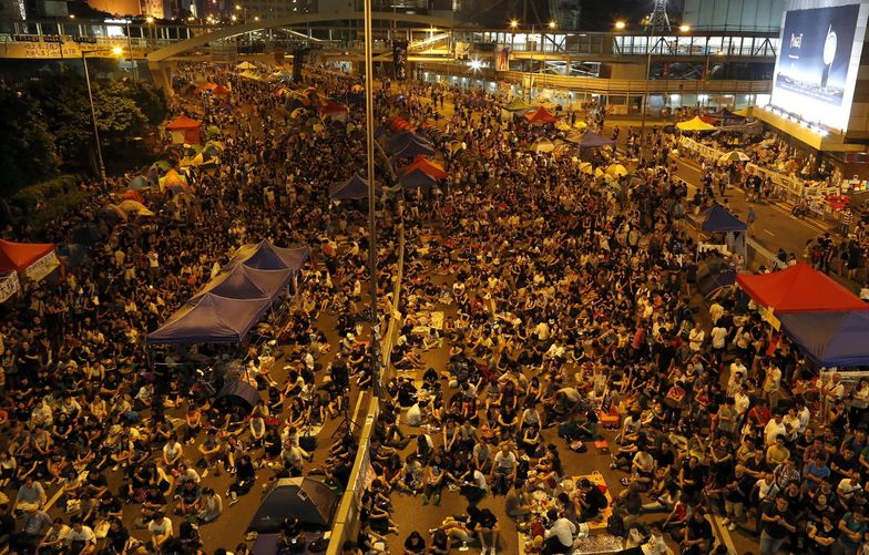 Protesty w Hongkongu. Policja rozbiera barykady