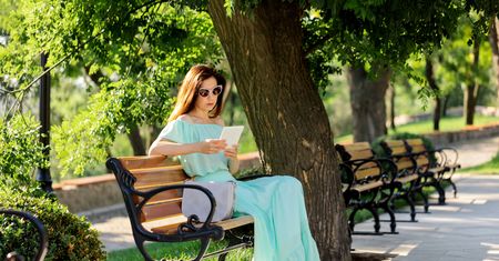 Neo mint. Jak nosić ten modny hit na co dzień? Postaw na miętowe stylizacje na lato