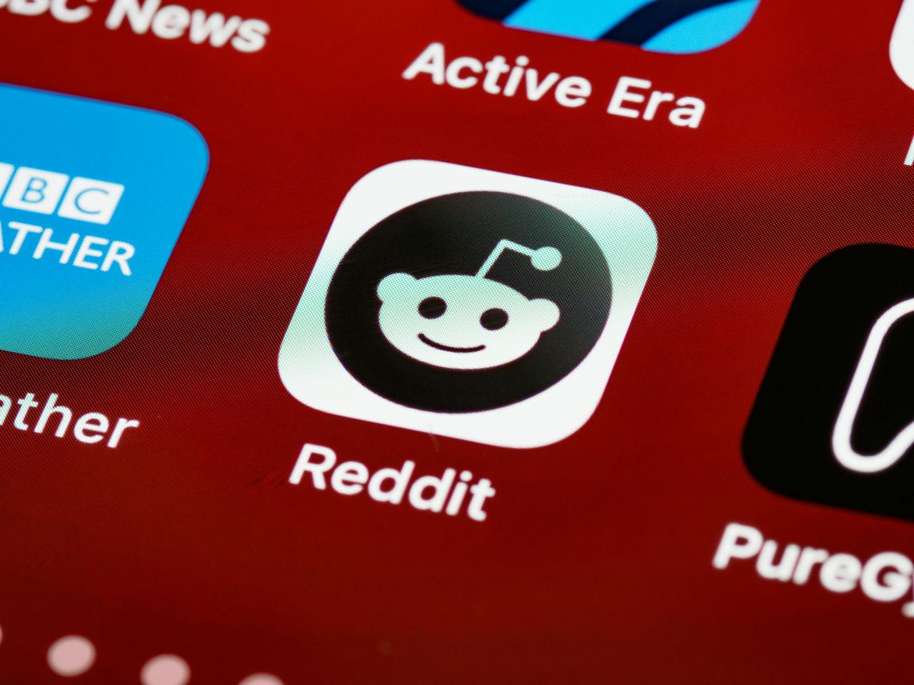 Reddit pozywa Anthropic. Firma podobno nielegalnie zbierała dane z serwisu