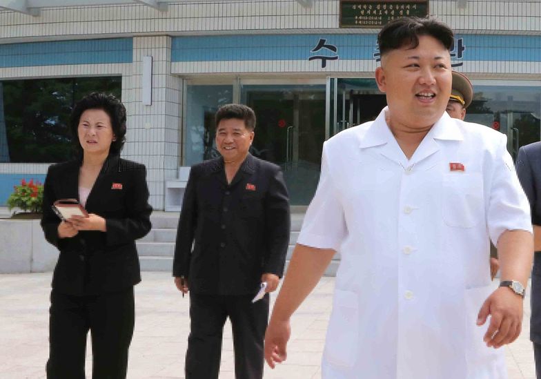 Młodsza siostra przywódcy Korei Kim Jo Dzong z lewej